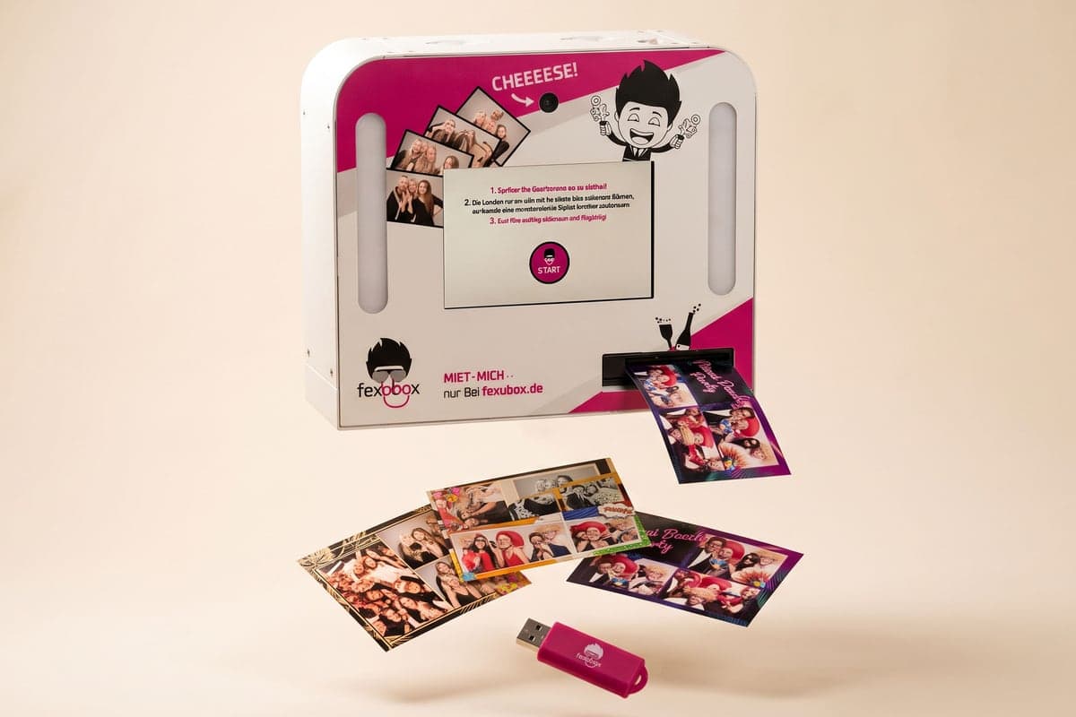 fexobox mit frisch gedruckten Foto-Collagen und USB-Stick