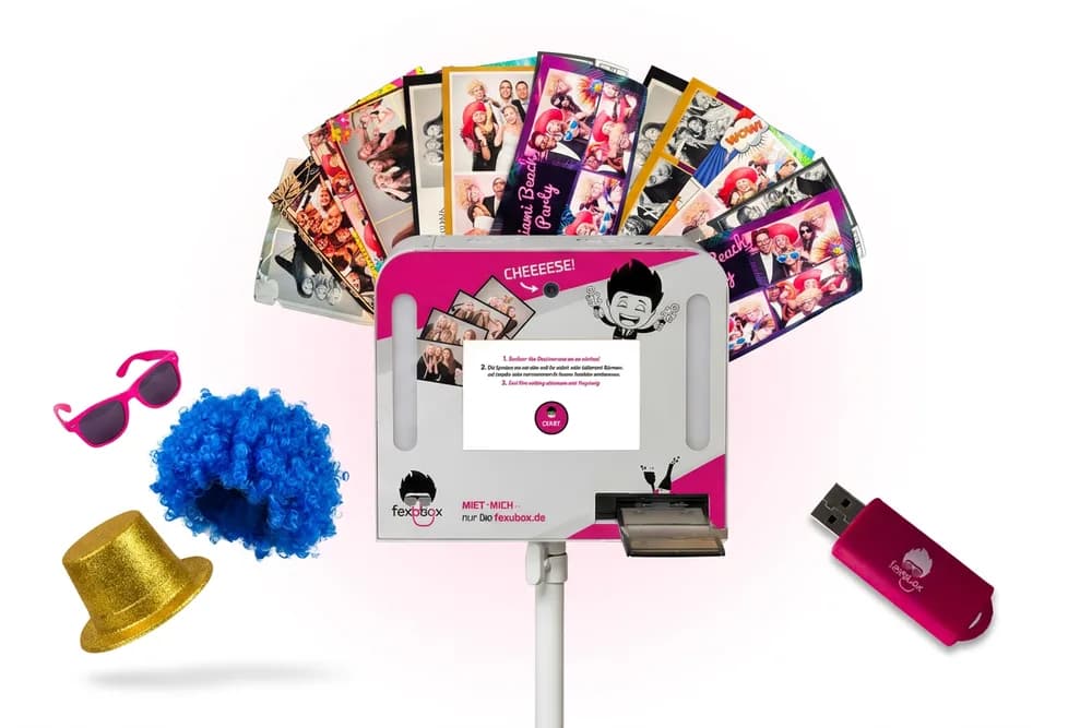 Lieferumfang der fexobox: Box, Stativ, Requisiten, Druckmaterial und USB-Stick